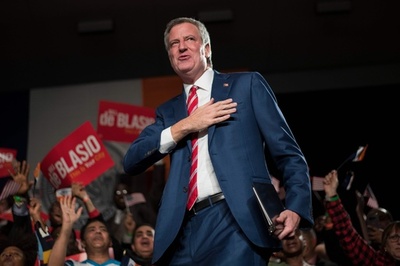 NY市長選、反トランプ派の民主党デブラシオ氏が再選