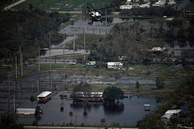 空調停止による老人ホームの入居者12人死亡事件、職員4人を訴追 米