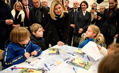 ウクライナ大統領夫人、仏パリの小学校訪問