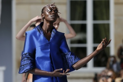 水晶や鉱石から着想したシルエット、「イルヤ」15/16年秋冬オートクチュール