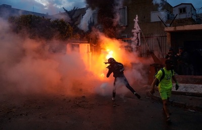 コロナ対策で貧困悪化、デモ隊と治安部隊が4日連続衝突 レバノン