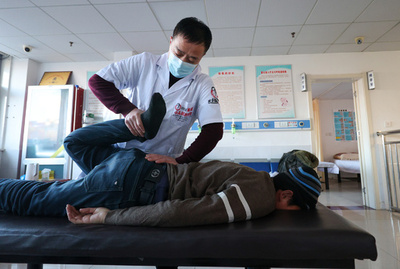 病院の推拿科に多くの若者の姿 中国浙江省