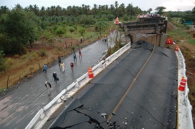 メキシコ南部でM6.4の地震、道路橋が倒壊