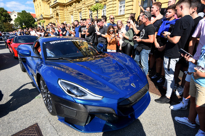 スーパーカーに人だかり、クロアチア首都でイベント開催