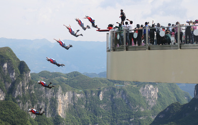 ベースジャンピングの世界大会 重慶