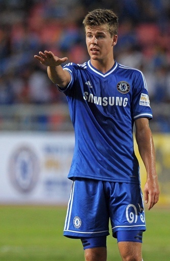 チェルシーのファン・ヒンケルが6か月の戦線離脱