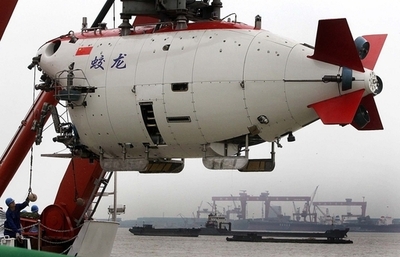 中国の有人潜水艇、深海7000メートルに到達