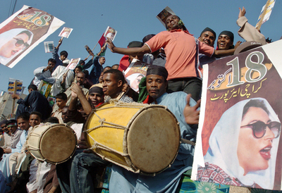 パキスタン政府、ブット元首相に帰国延期を要請