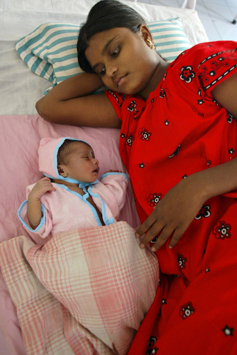 出産費用払えず売られた赤ちゃん、母親の元に戻る インド