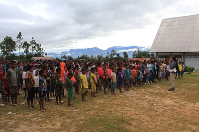 子ども数百人が戦闘逃れ避難か、インドネシア・パプア州