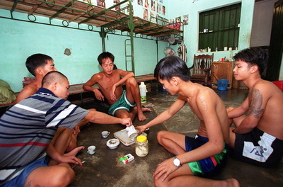 薬物依存者450人が脱走 ベトナム治療施設