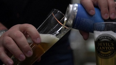 動画:「再生水ビール」を米社開発 通も黙る出来栄えに