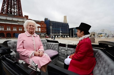エリザベス女王のろう人形、馬車でお披露目 英ブラックプール 