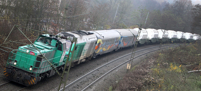 放射性廃棄物を積んだ列車がドイツに入る、抗議行動で一時停止