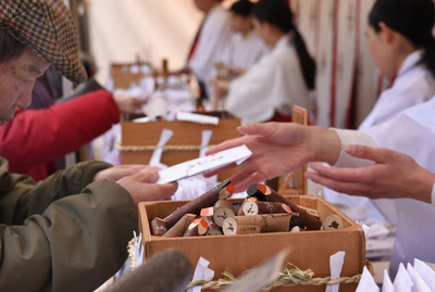 悪いことはみんな「うそ」 東京・湯島天神で招福祈願の「鷽替え神事」