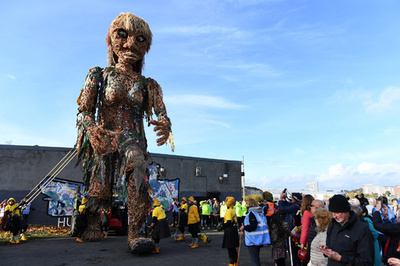 高さ10メートル「海の女神」人形、海の危機伝える 英グラスゴー