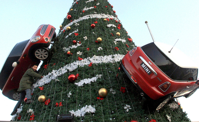 「ミニクーパー」が飾り？北京のクリスマスツリー