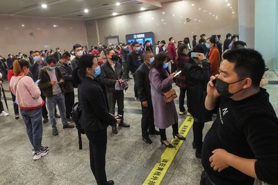 中国・湖北省で移動制限解除 待ちわびた人々で駅など混雑