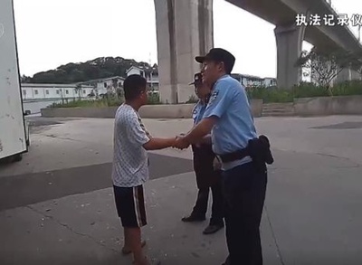 冷蔵車に閉じ込められた運転手 警察が30台以上の車を調査してようやく発見