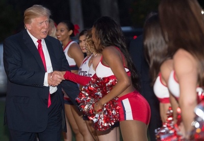 トランプ夫妻、チアリーディング観賞 スーパーボウル観戦前に