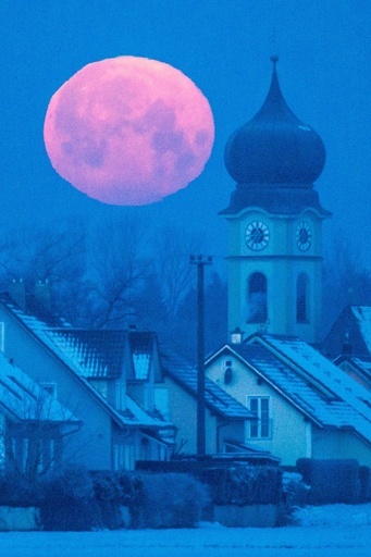 教会にかかるオレンジ色の満月、ドイツ