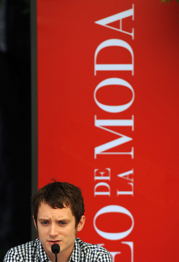 イライジャ・ウッド、「戦争と誘惑」展のプレスカンファレンスに出席