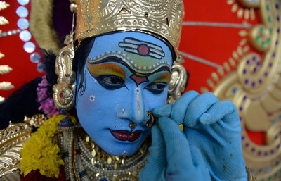 神々を模したコスチューム準備、収穫祭で踊り披露 インド