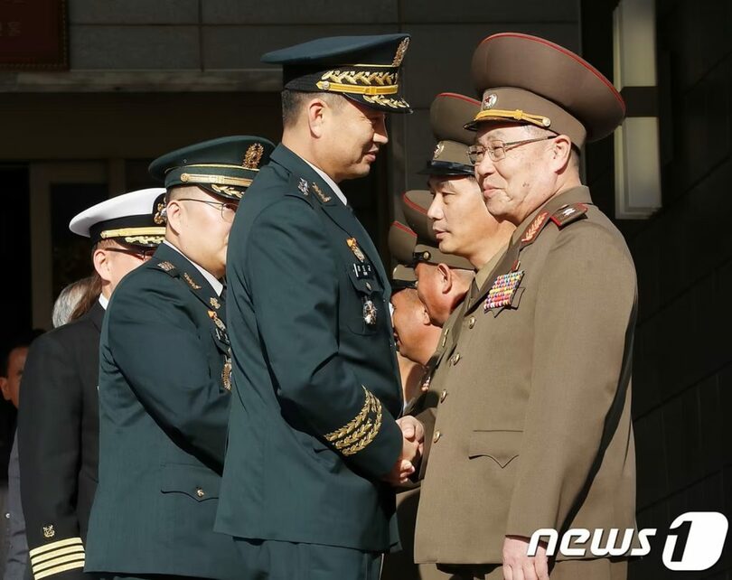 2018年10月26日、第10回南北将官級軍事会談の終了後、握手する双方の首席代表(c)news1
