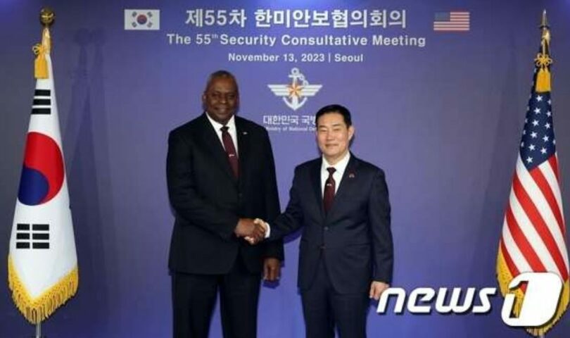 シン・ウォンシク国防相（右）とオースティン米国防長官（国防省提供）(c)news1