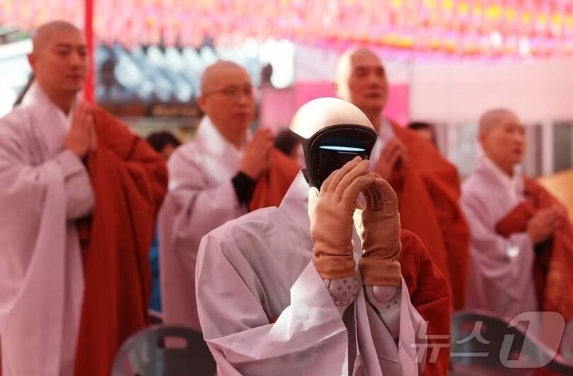 6日、ソウル市鍾路区の曹渓寺で開かれたロボット受戒式で、ヒューマノイドロボットG1「ガビ」が合掌している(c)news1