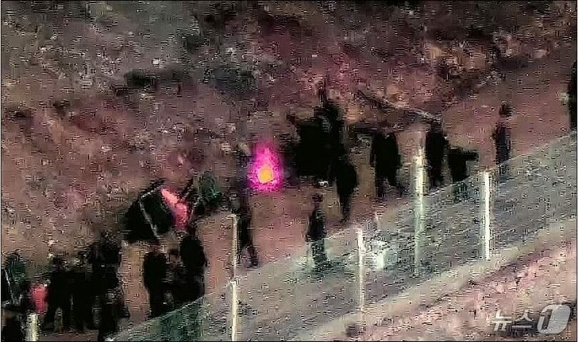 軍事境界線付近でたき火の周囲に集まる北朝鮮兵＝2024年12月23日、韓国合同参謀本部提供(c)news1