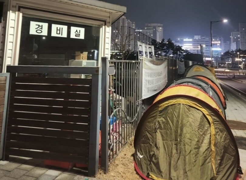 6日深夜、河南高校正門前に転入願書受付のためのテントが並んでいる(c)NEWSIS