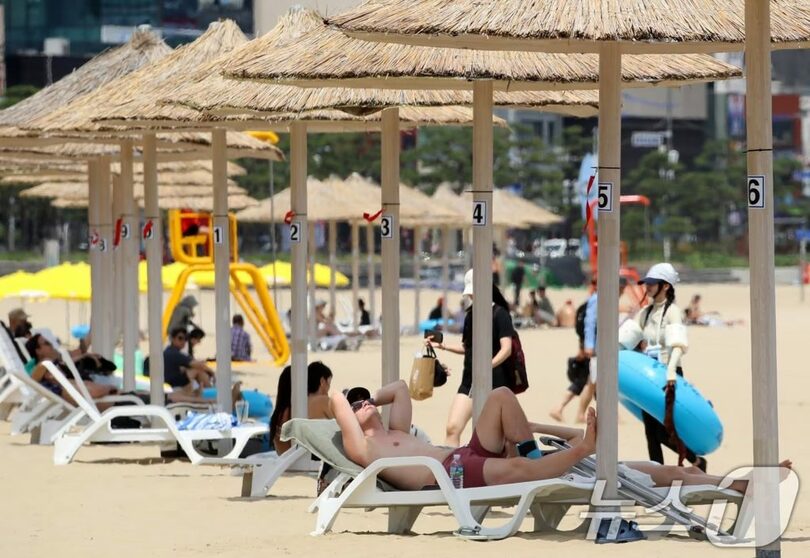 7月1日、釜山の広安里海水浴場(c)news1