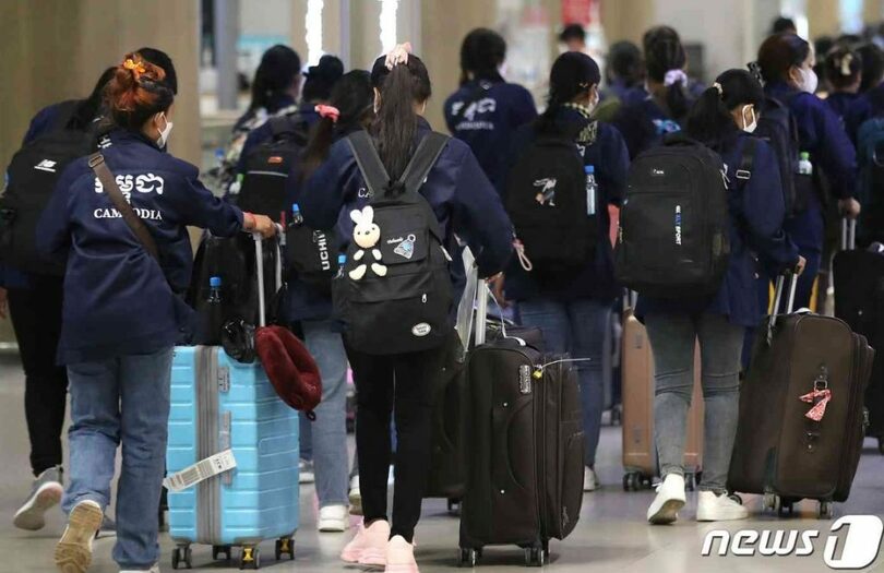 仁川国際空港第1旅客ターミナルから入国する外国人労働者(c)news1