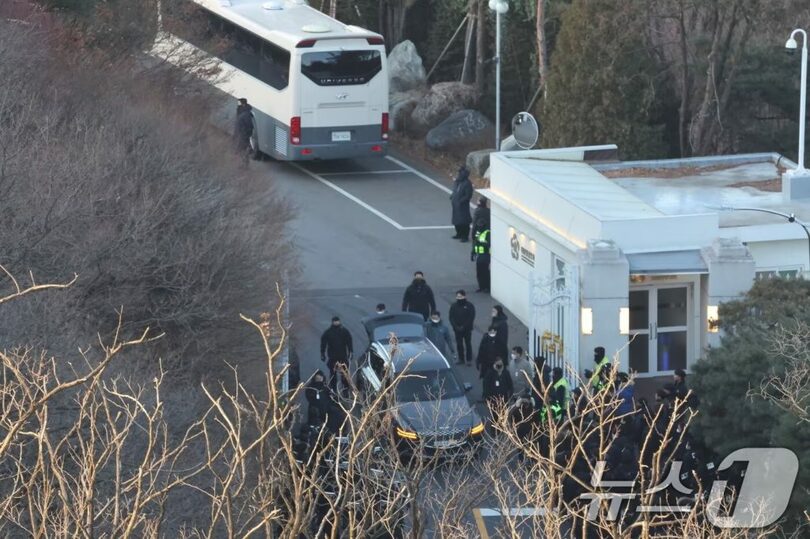 15日午前、大統領官邸から出てくる車両を検問する警護処関係者