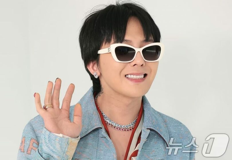 シャネルのショーでポーズを取るBIGBANGのG-DRAGON＝2026年5月26日、ソウル市永登浦区のソウル・ポンピドゥー・センター(c)news1