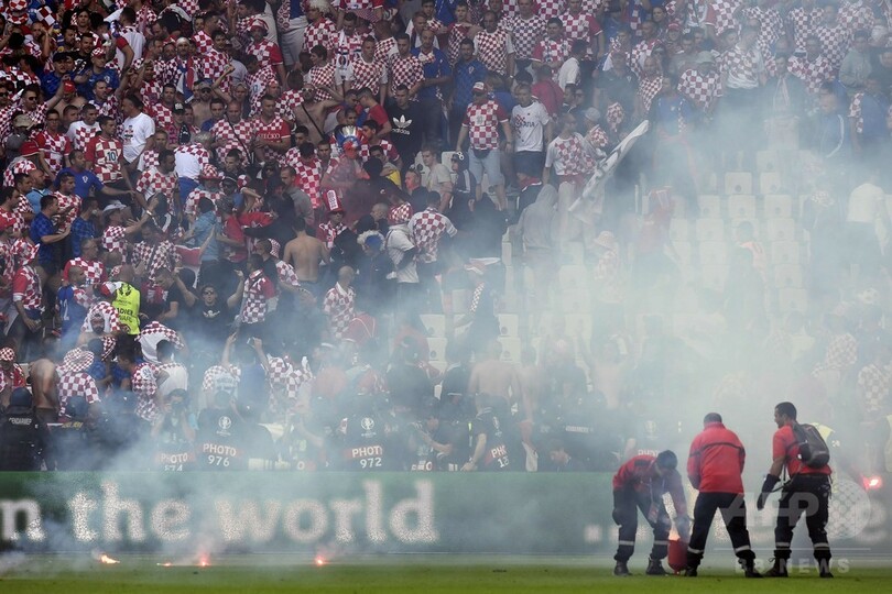 スポーツ テロリスト に襲われたeuro クロアチアサポが発煙筒投げ入れ 写真15枚 国際ニュース Afpbb News