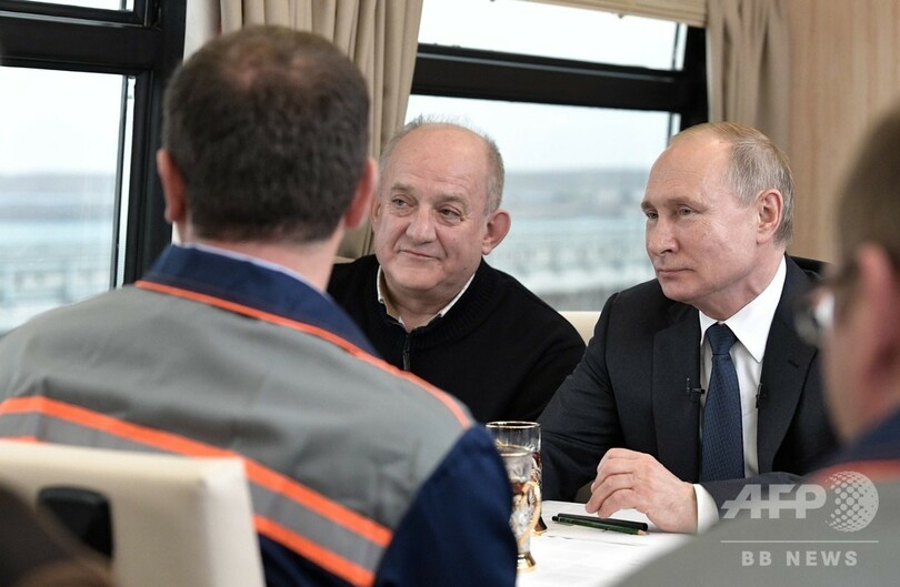 クリミアの鉄道橋開通 プーチン氏、一番列車に試乗