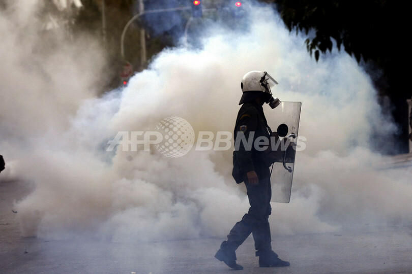 ギリシャ暴動 パトラスでデモ隊が警察署を包囲 写真10枚 国際ニュース Afpbb News