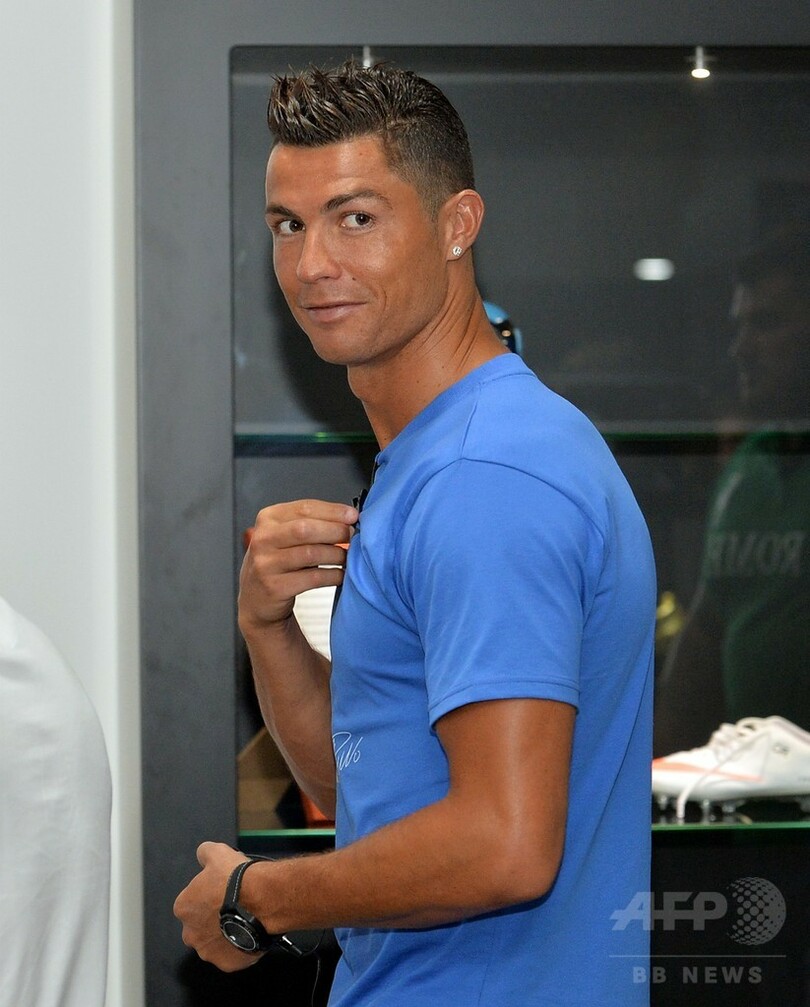 ロナウドがホテル「CR7」内の記念館を訪問、ろう人形と一緒にポーズも