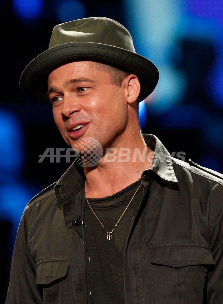 ブラッド・ピット、チャリティー特番「アイドル・ギブズ・バック」の収録に参加