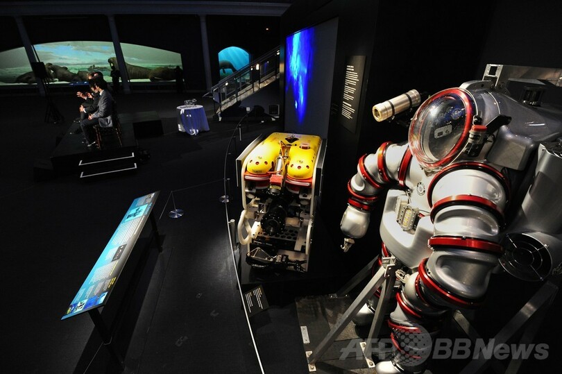 水深305mまで可能、最先端の潜水服「エクソスーツ」