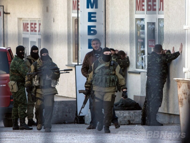 クリミアの軍基地襲撃で2人死亡、ウクライナ危機は「軍事段階に」