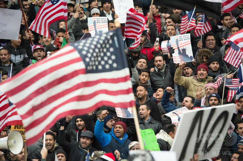 NY広場でイエメン系米国人が一斉礼拝、入国制限令に抗議