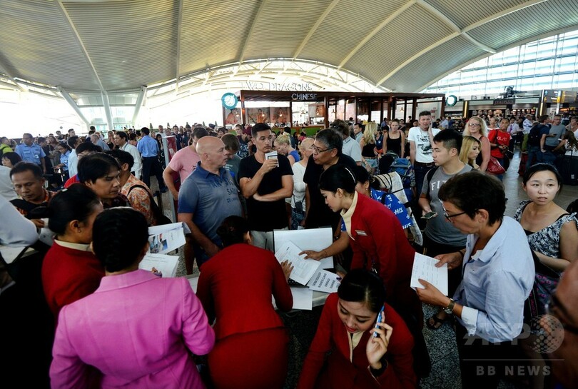 バリ空港、火山灰で再び閉鎖 観光シーズン真っ最中 インドネシア