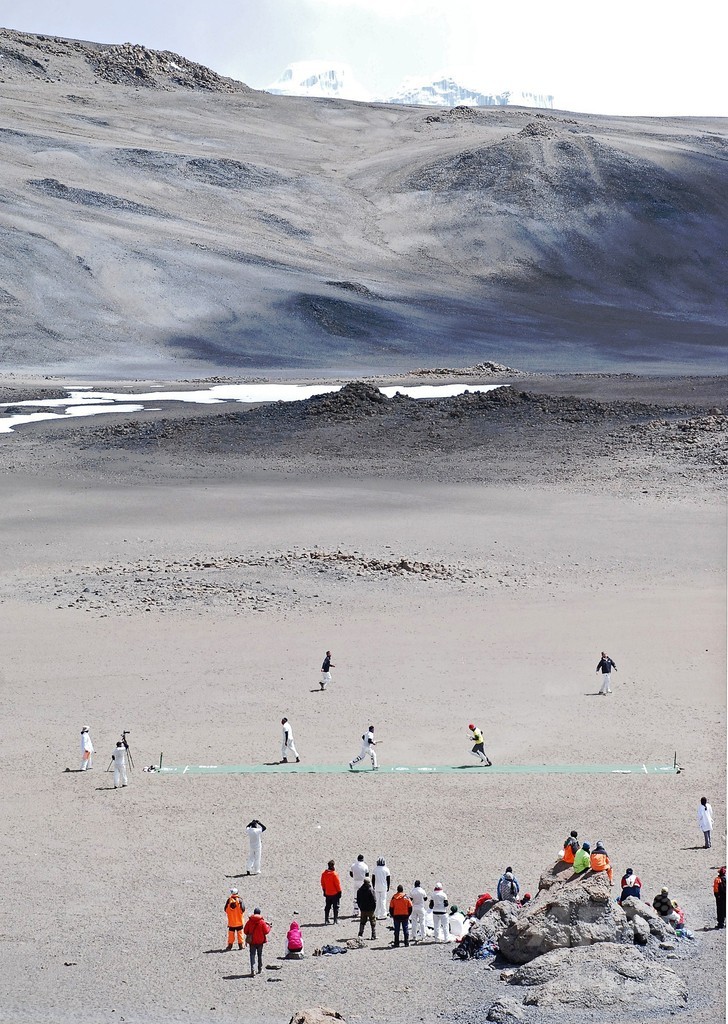 肺が破れる覚悟でクリケット、キリマンジャロ山頂で試合