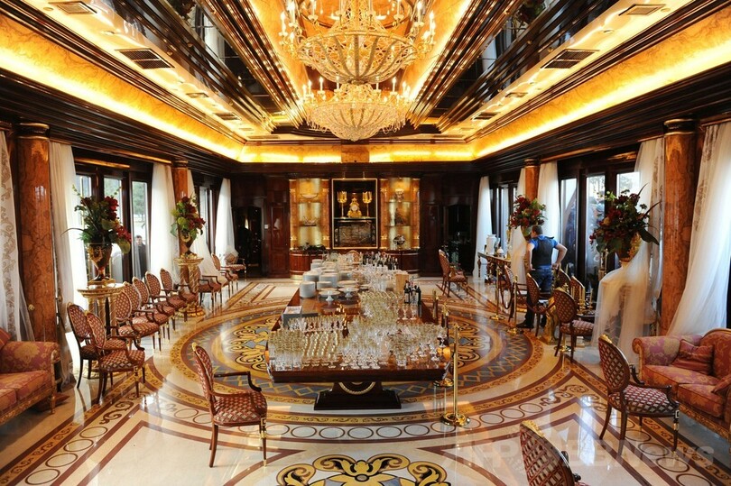 豪華すぎるヤヌコビッチ前大統領の私邸に見学者殺到