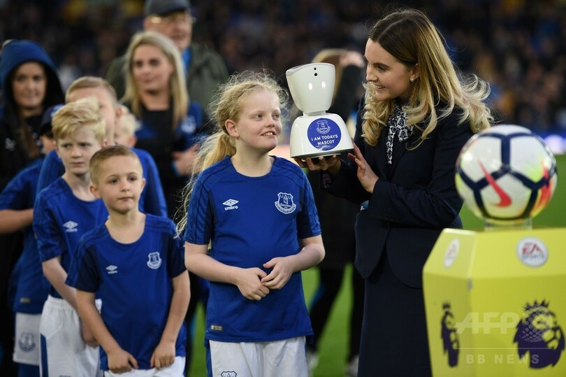 難病を抱えるエバートンファンの少年、世界初のロボット・マスコットとして試合に登場