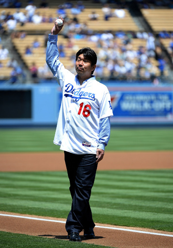 野茂英雄氏がドジャースタジアムで始球式 写真7枚 国際ニュース