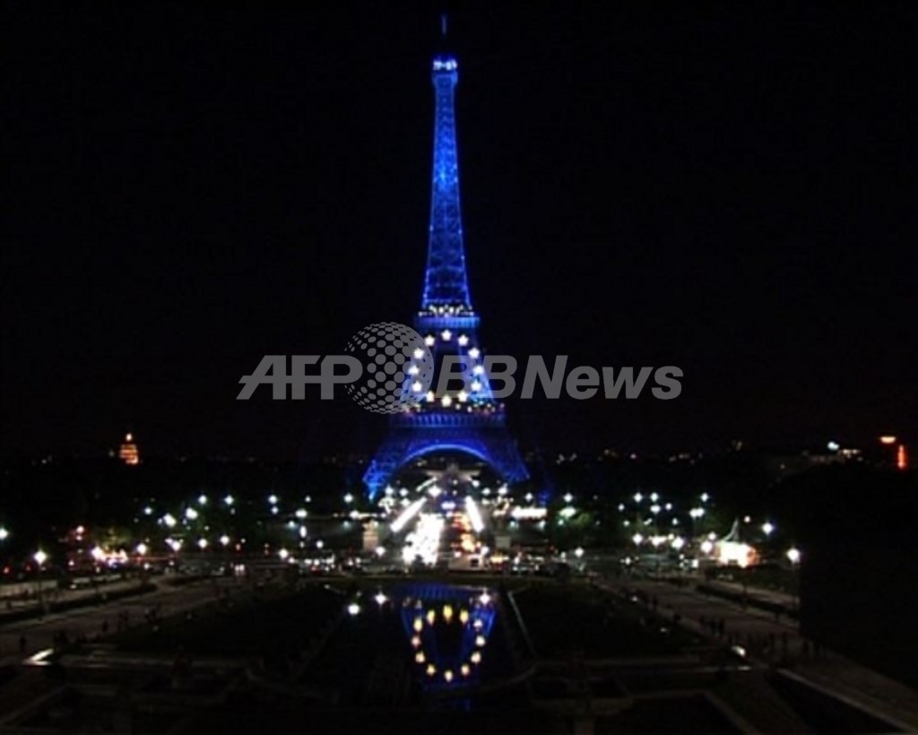 動画 フランスのeu議長国就任記念 エッフェル塔が ユーロカラー に 写真1枚 国際ニュース Afpbb News